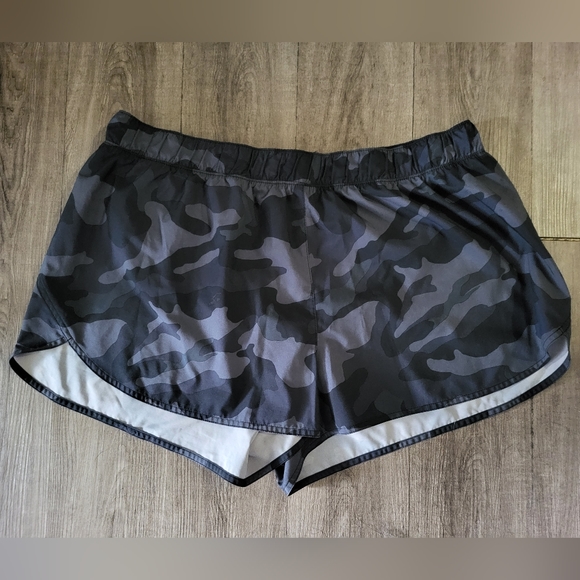 Womens Mid-Rise StretchTech Run Shorts - Picture 11 of 13